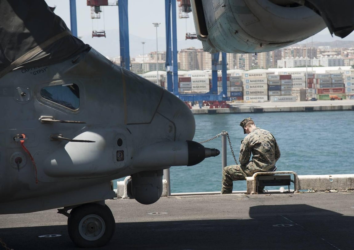Málaga recibe al portaviones norteamericano Iwo Jima