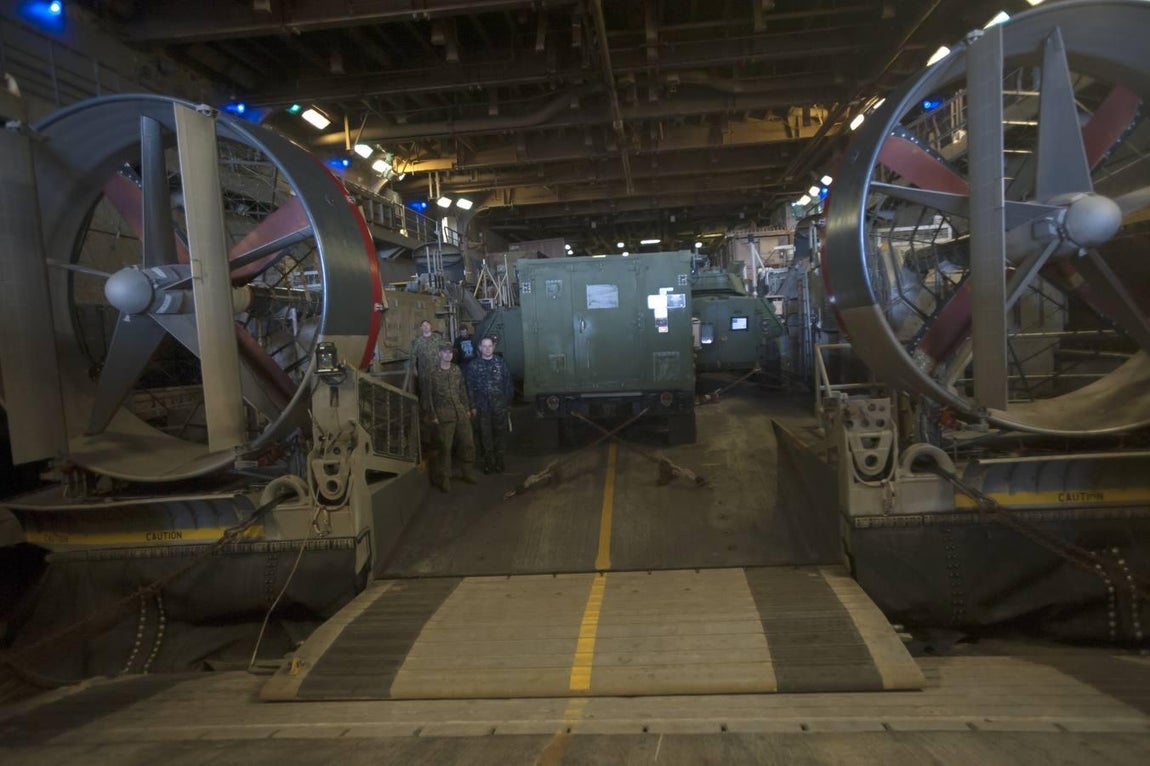 Málaga recibe al portaviones norteamericano Iwo Jima