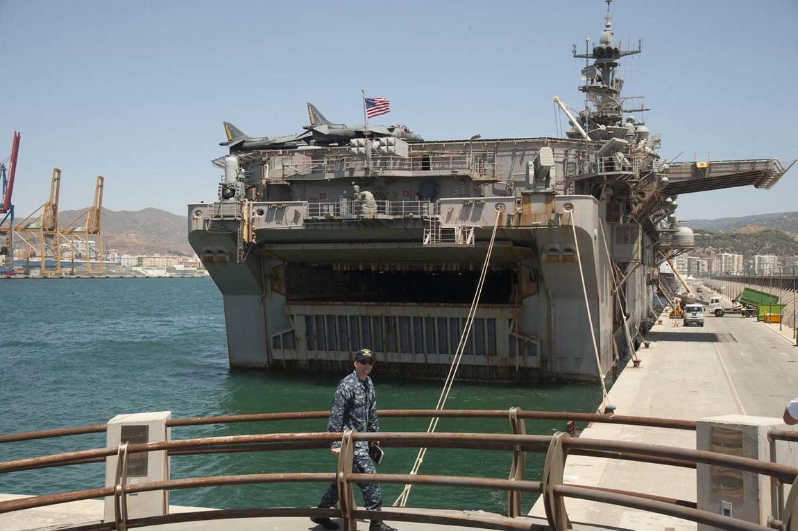 Málaga recibe al portaviones norteamericano Iwo Jima
