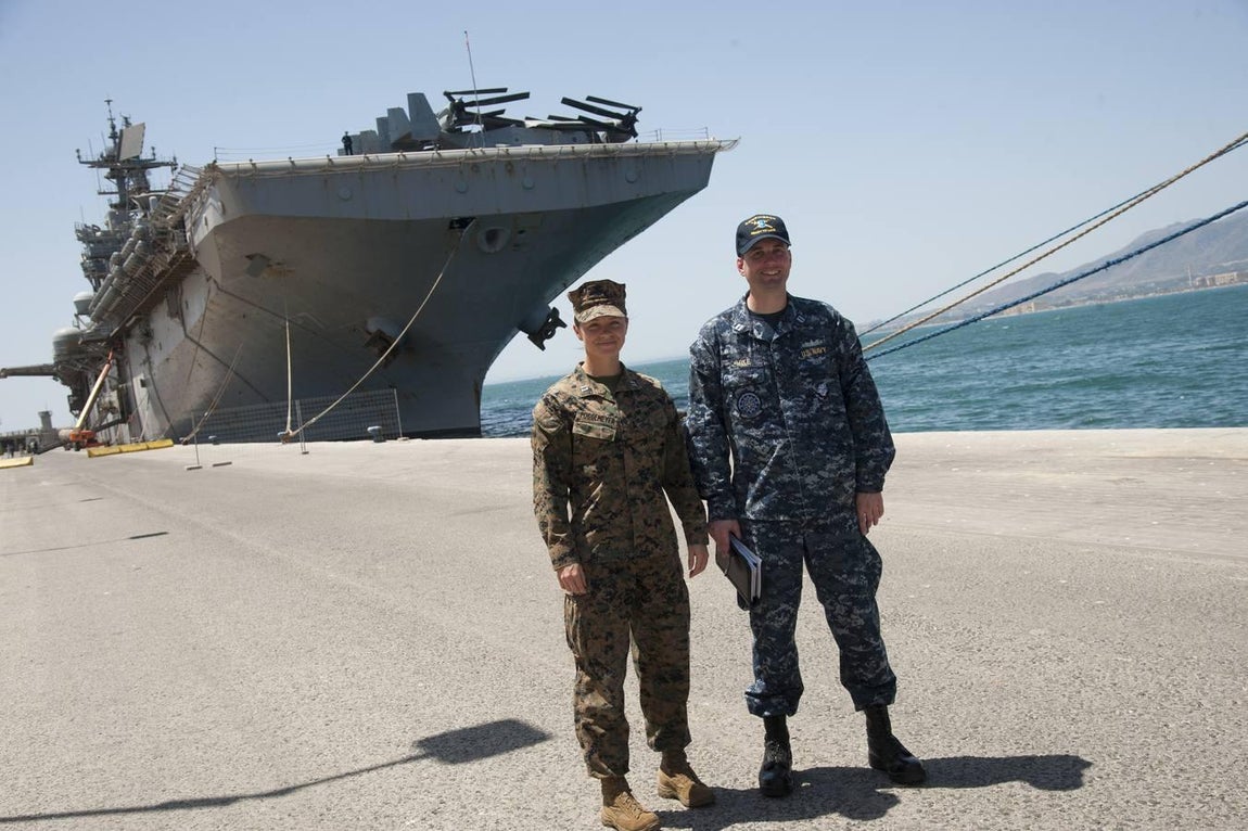 Málaga recibe al portaviones norteamericano Iwo Jima