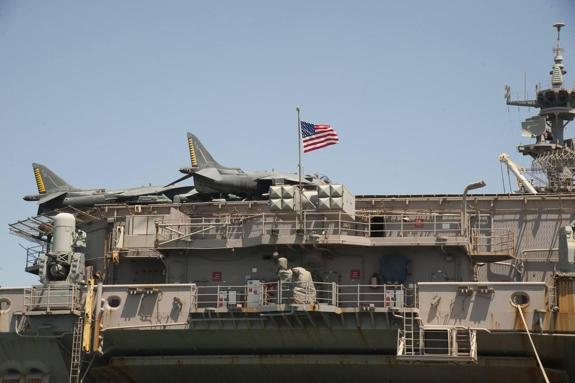 Málaga recibe al portaviones norteamericano Iwo Jima