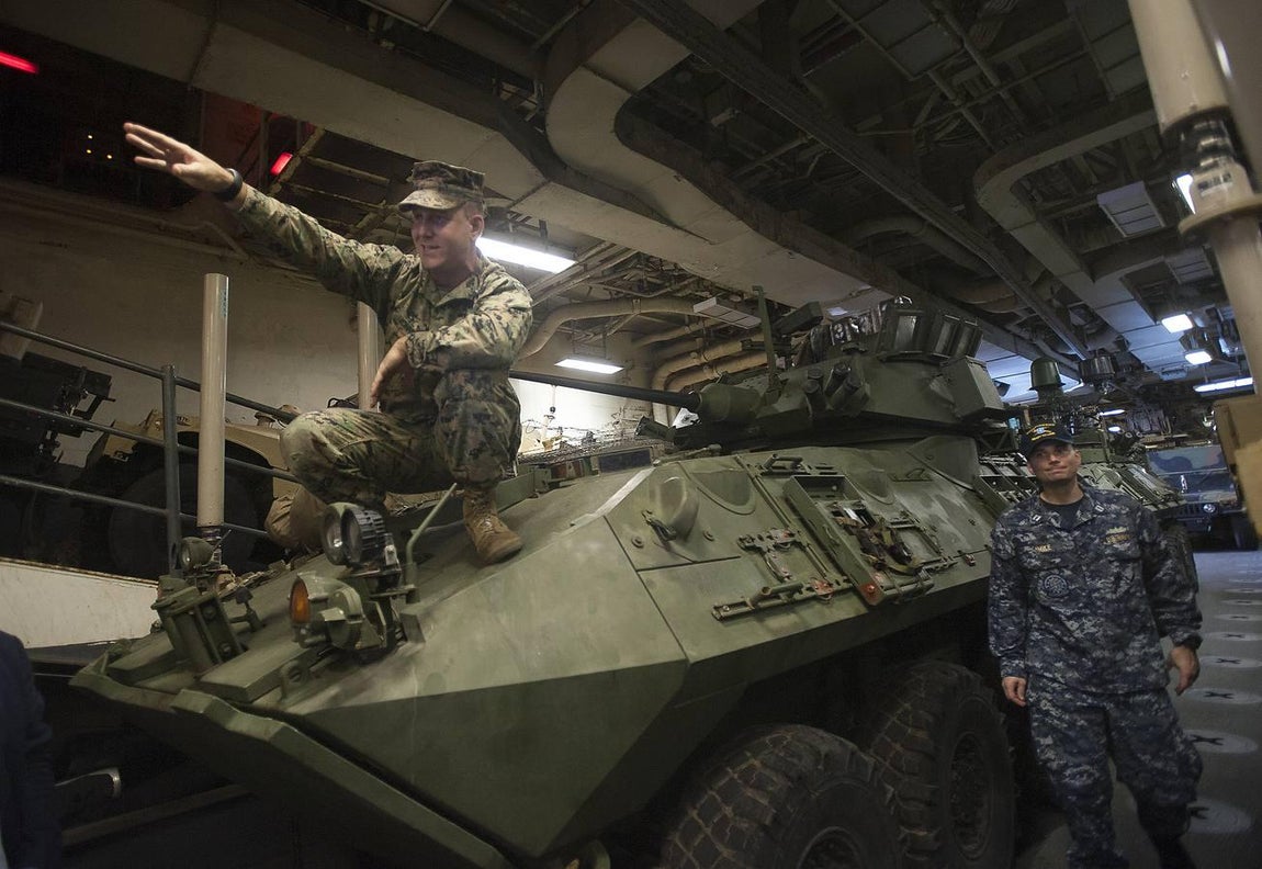 Málaga recibe al portaviones norteamericano Iwo Jima