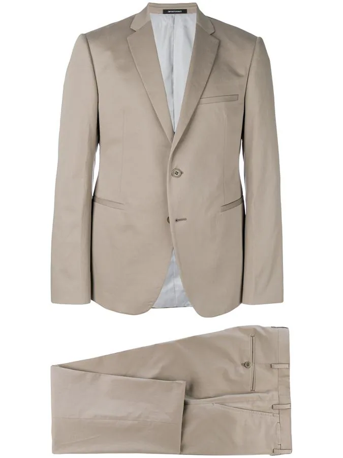 Traje de Emporio Armani. En color marrón claro y de corte slim, traje en mezcla de algodón que puede ser utilizado en un contexto más informal durante los meses de verano (Precio: 384 euros completo).