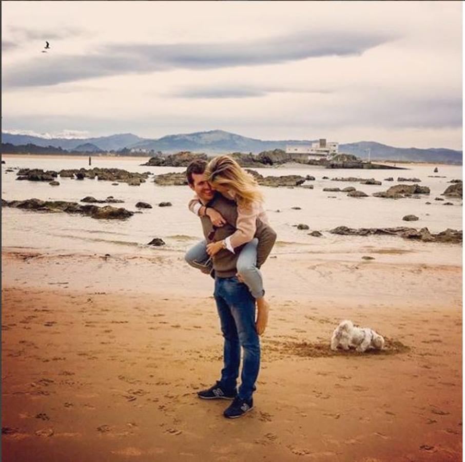 Pablo Casado e Isabel Torres se conocieron en una fiesta universitaria. Él estudiaba Derecho y Dirección y Administración de Empresas y ella Psicología. 