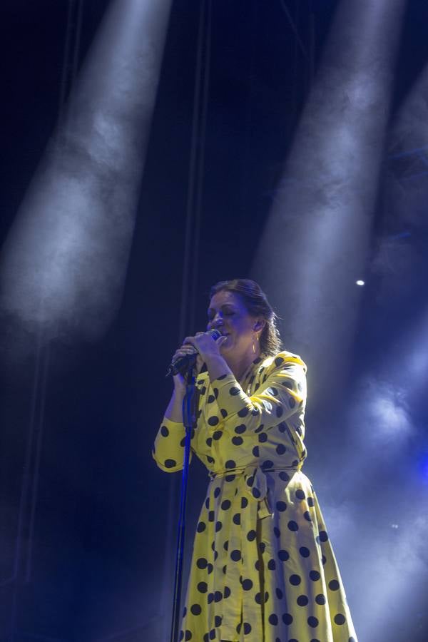 Niña Pastori y Antonio Carmona derrochan magia y sal en su concierto en Sancti Petri