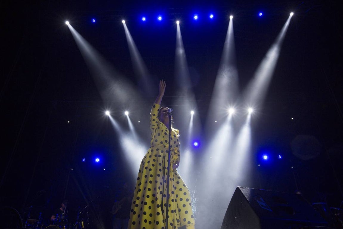 Niña Pastori y Antonio Carmona derrochan magia y sal en su concierto en Sancti Petri