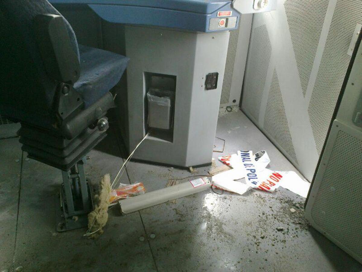 Interior de la cabina del maquinista tras el accidente. 