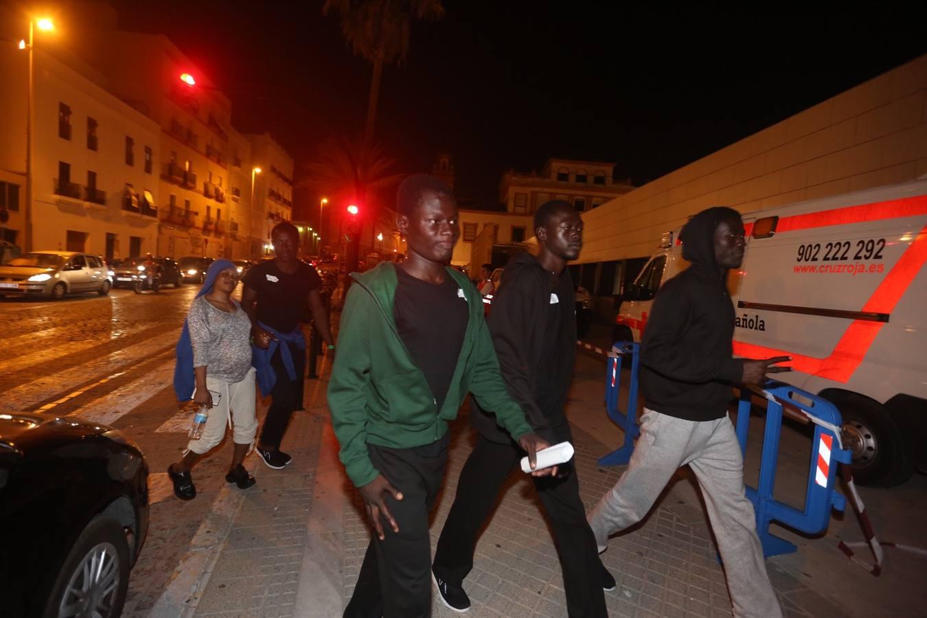 Cádiz acoge a más de un centenar de inmigrantes en el polideportivo Mirandilla