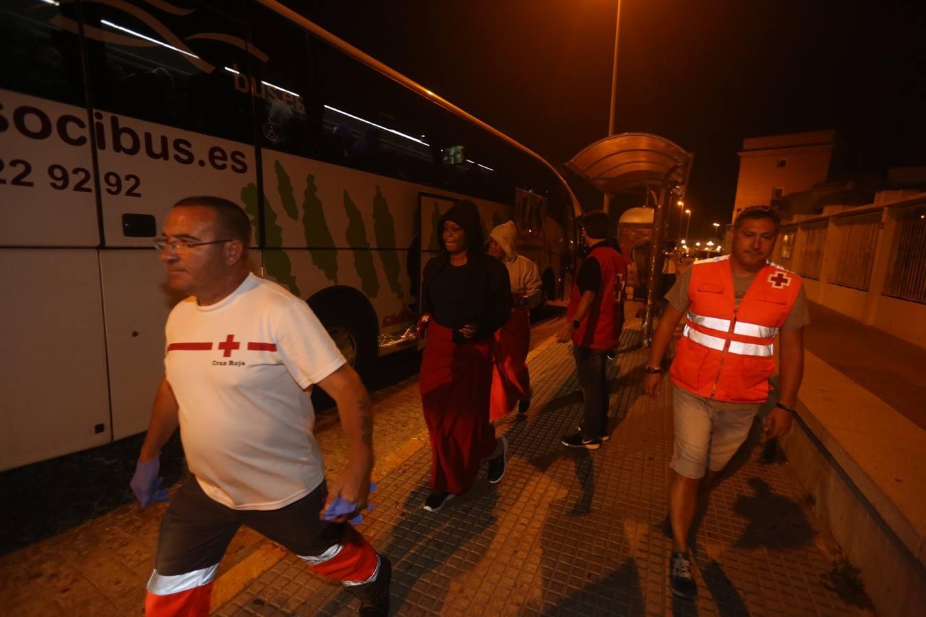 Cádiz acoge a más de un centenar de inmigrantes en el polideportivo Mirandilla