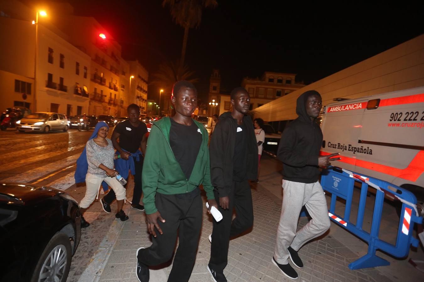 Cádiz acoge a más de un centenar de inmigrantes en el polideportivo Mirandilla