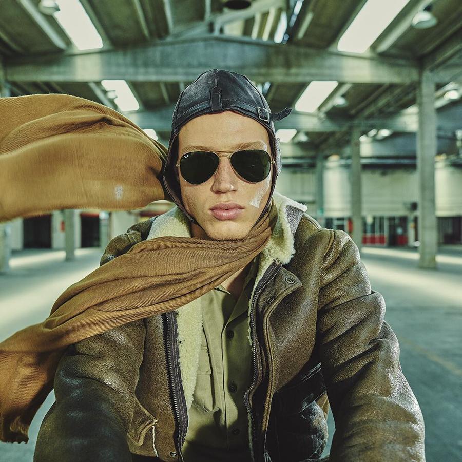 Gafas de sol. Las populares gafas oscuras son un imprescindible en verano, pero antes de ser un básico fueron el remedio a las cefaleas de los aviadores de la Segunda Guerra Mundial. Se quejaban de su constante dolor de cabeza tras tantas horas volando sin protección, Bausch &amp; Lomb solucionó su problema y, en 1937 Ray Ban creó sus icónicas gafas polarizadas con forma de lágrima