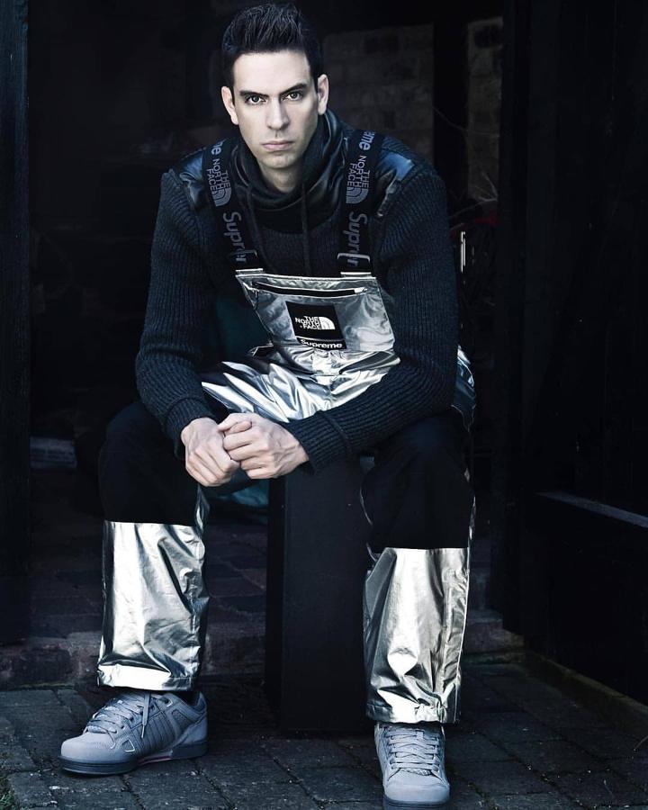 Peto. El es el uniforme de trabajo más «trendy», todas las marcas tienen ejemplares memorables en sus colecciones. Su uso se popularizó durante la Segunda Guerra Mundial, el gobierno estadounidense vistió con esta prenda a sus soldados porque era muy duradera y práctica ya que, en caso de un ataque nocturno, al ser de una pieza podría vestirse con mucha facilidad