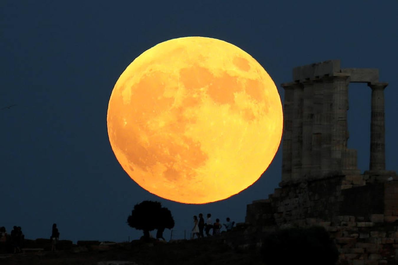 El eclipse lunar en el Templo de Poseidón en Atenas, Grecia. 