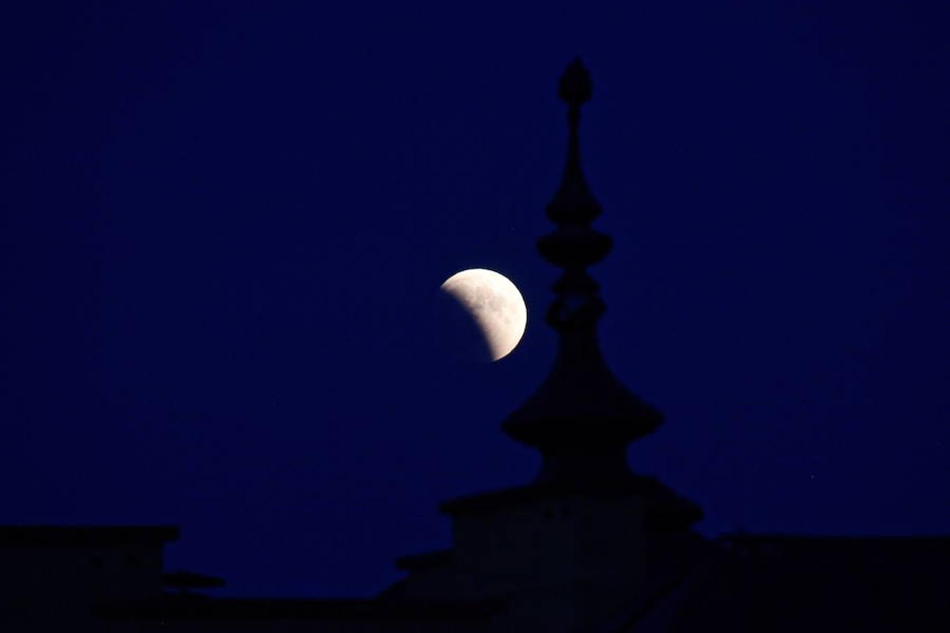 La «Luna de sangre» en Cracovia, Polonia. 