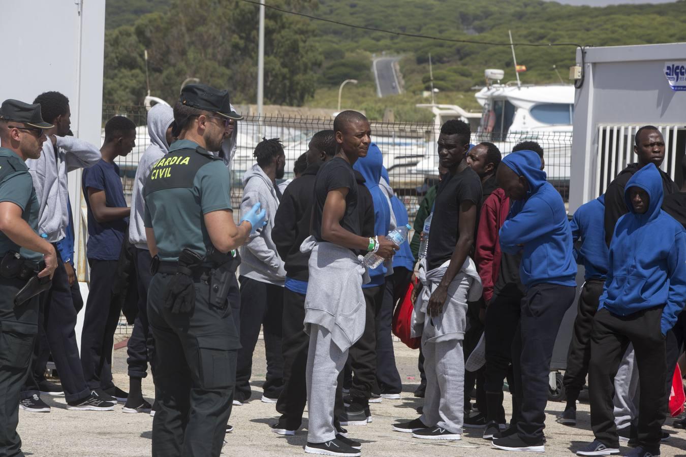 Inmigrantes esperan en el puerto de Barbate ser trasladados