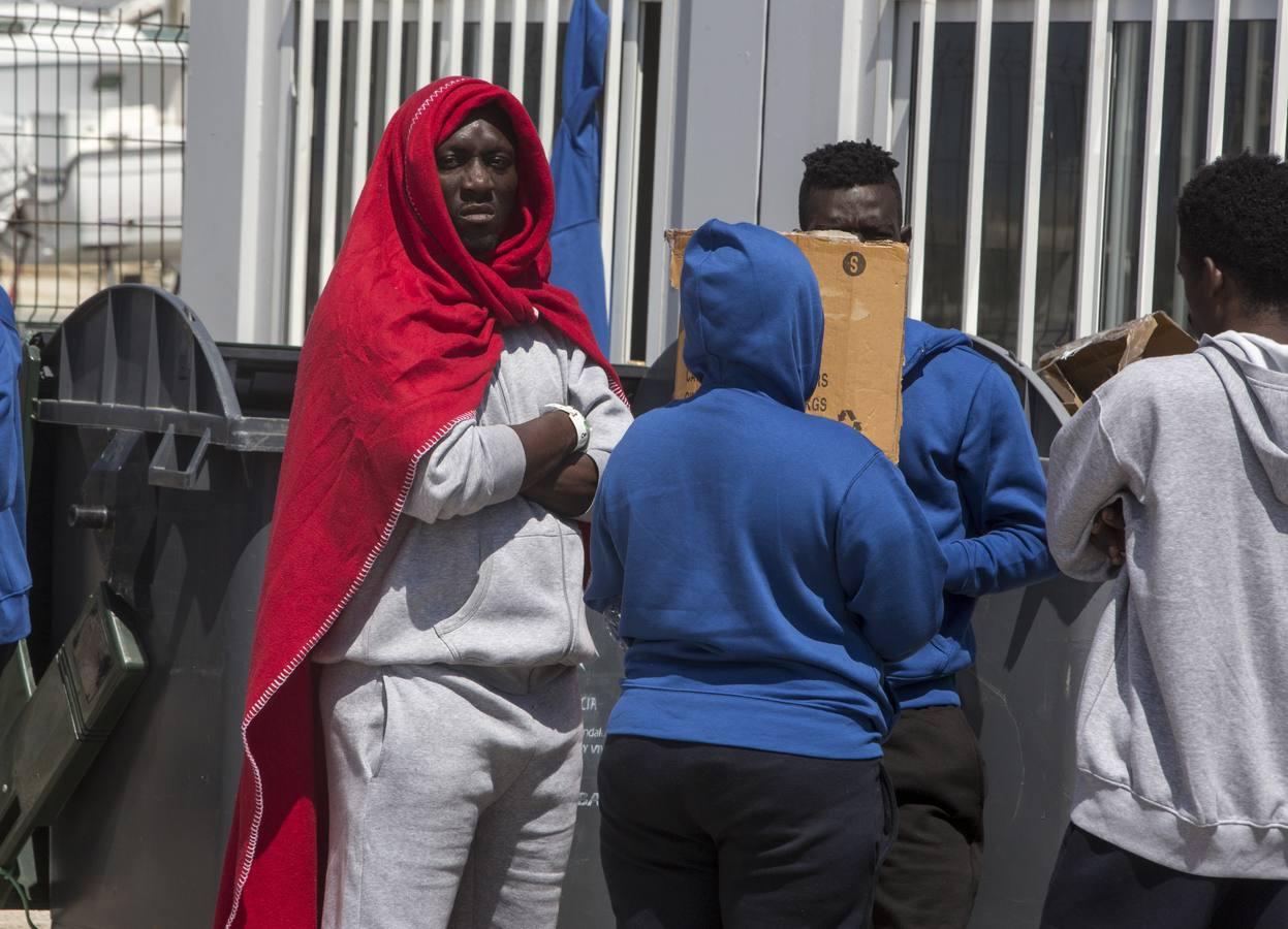 Inmigrantes esperan en el puerto de Barbate ser trasladados