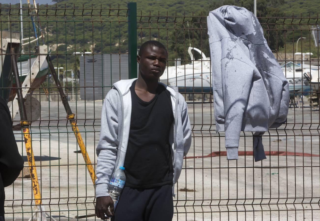 Inmigrantes esperan en el puerto de Barbate ser trasladados