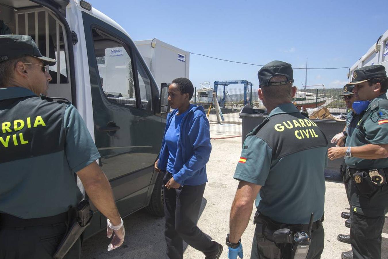 Inmigrantes esperan en el puerto de Barbate ser trasladados