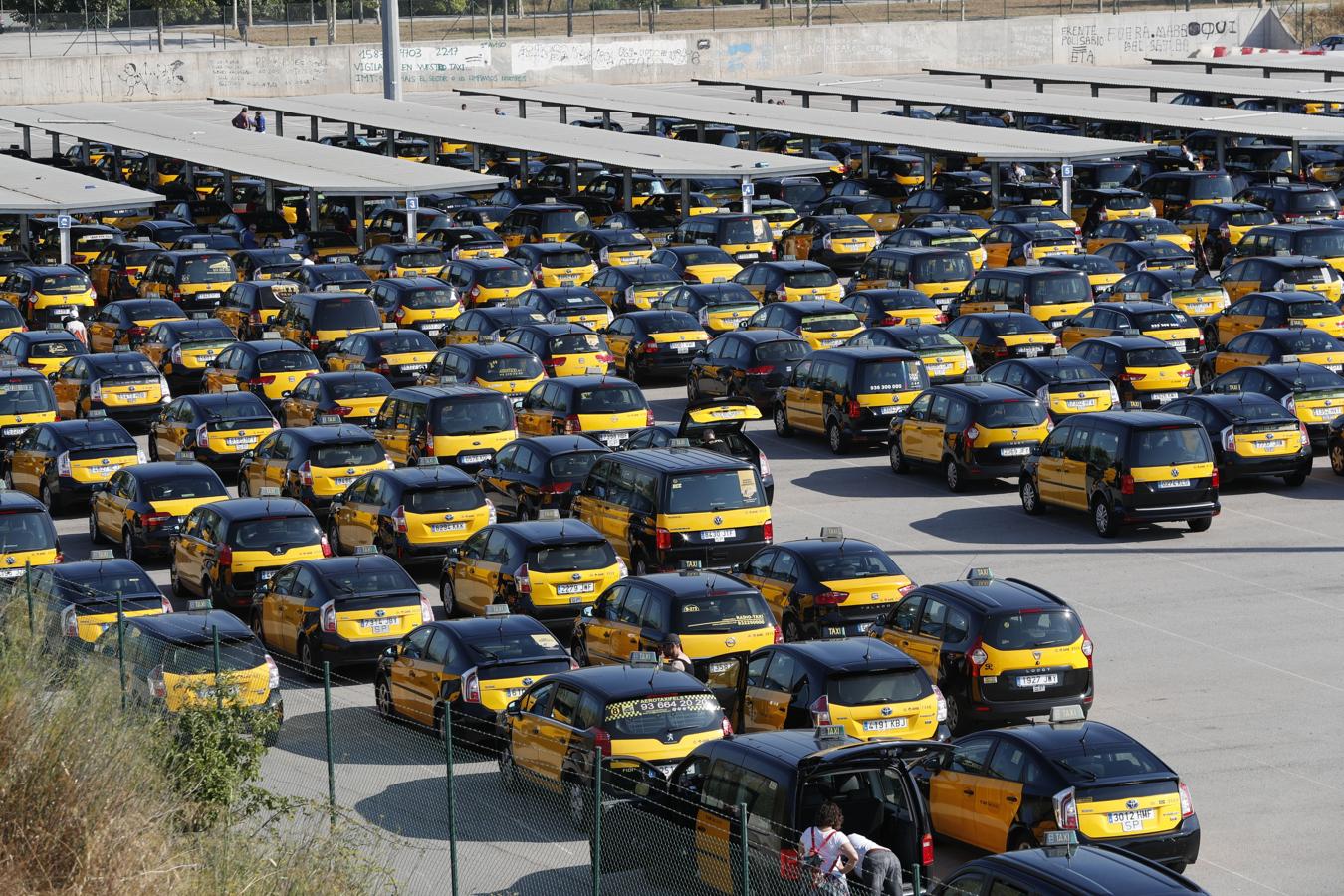 Cientos de taxistas, de huelga en Barcelona. 