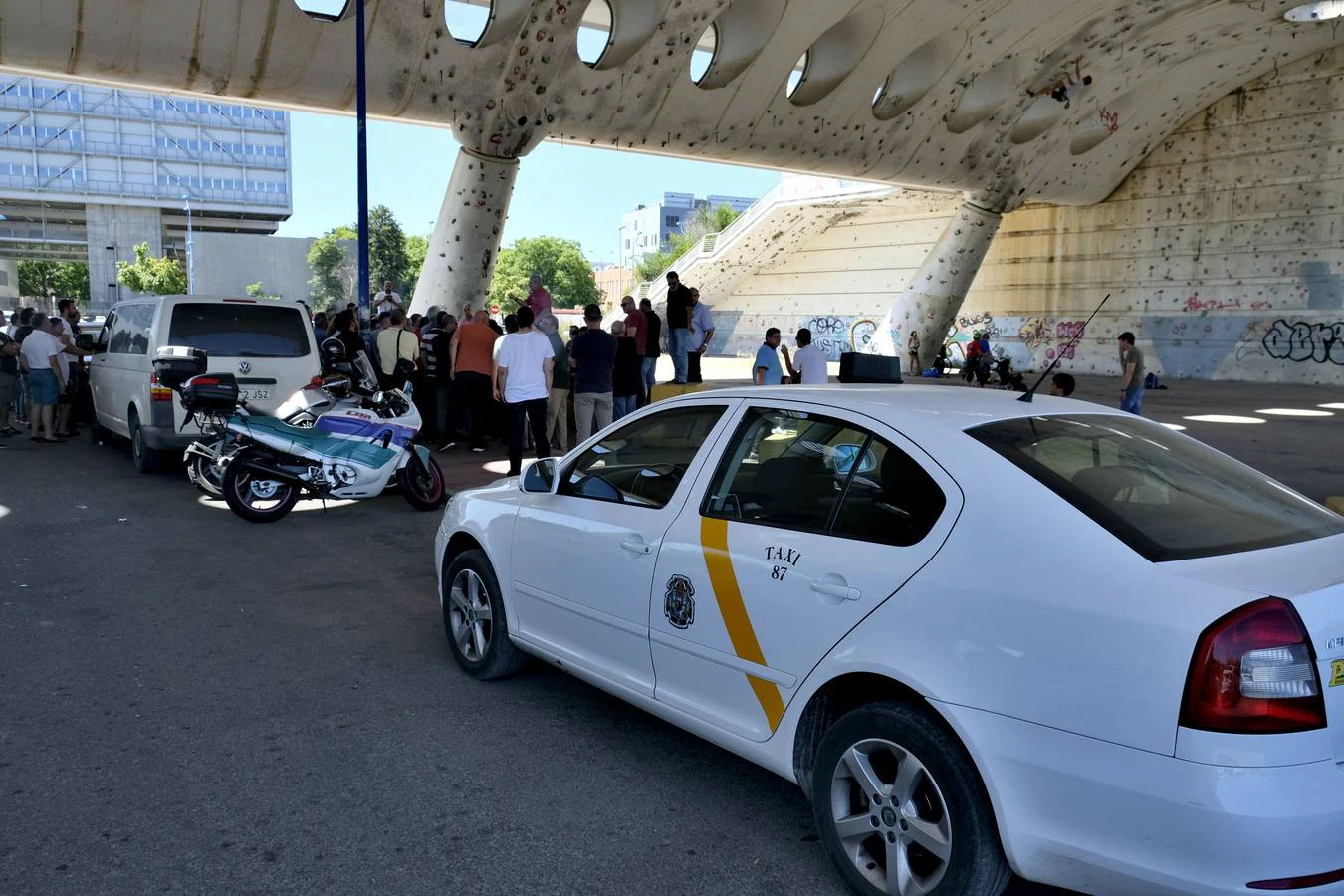 Reunión de taxistas en los aparcamientos del estadio de la Cartuja