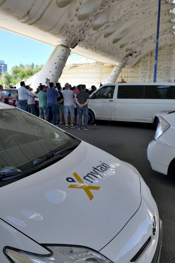 Reunión de taxistas en los aparcamientos del estadio de la Cartuja