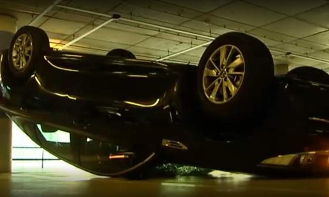 Un vehículo VTC, volcado por varios taxistas en el Aeropuerto de El Prat (Barcelona). 