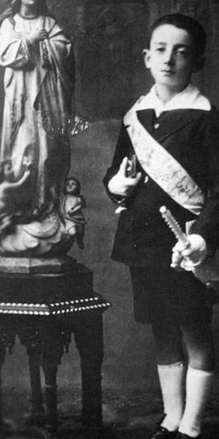 Manolete en su Primera Comunión junto a una Virgen. 