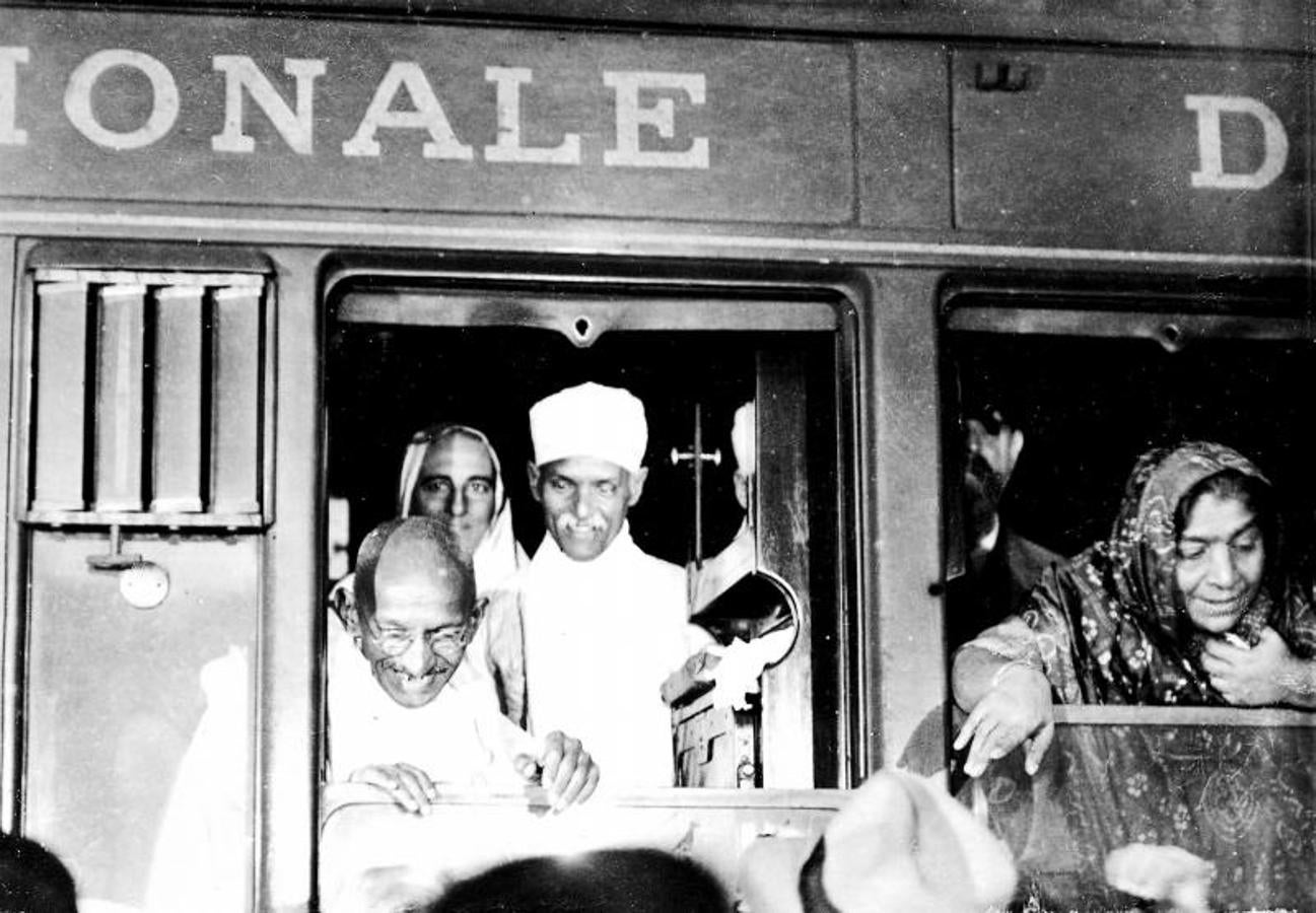 Gandhi saluda a sus seguidores desde un tren en su llegada a París. 