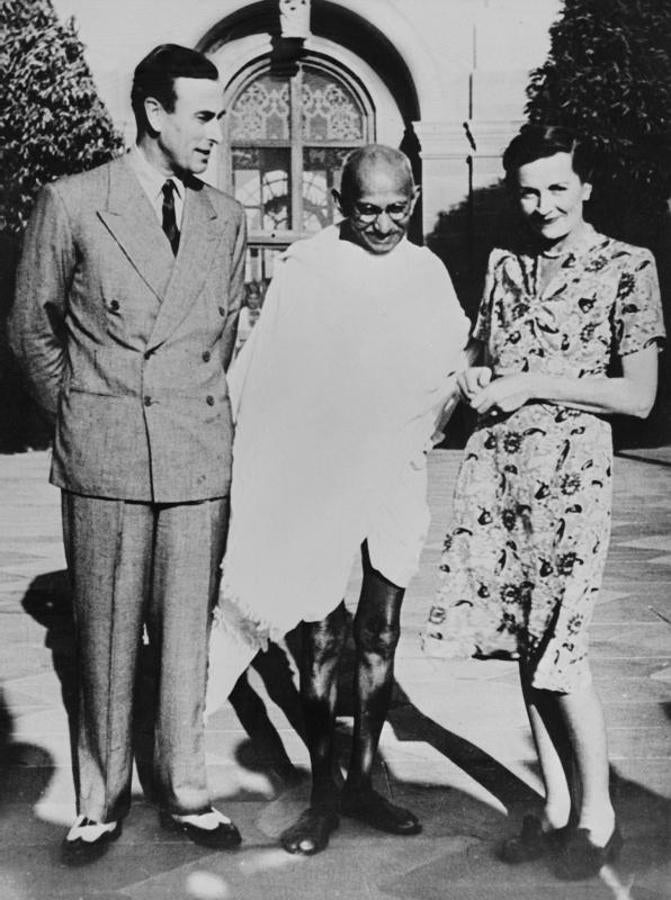 El líder espiritual de la India junto al Virrey de la India, Lord Louis Mountbatten. 