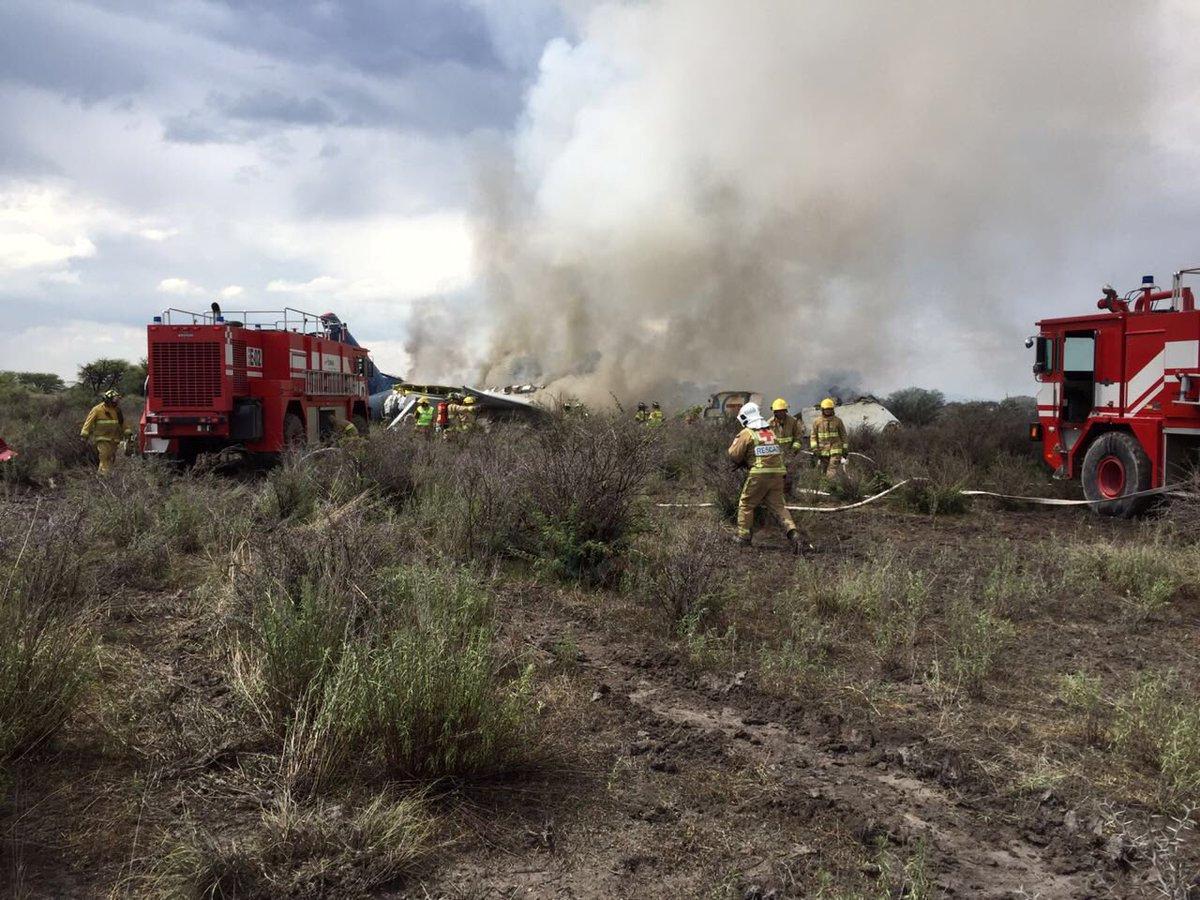 Personal de la Policía Federal y del Ejercito han establecido un perímetro alrededor del lugar del accidente, a donde llegaron una treintena de ambulancias de diversas instituciones de salud del estado. 