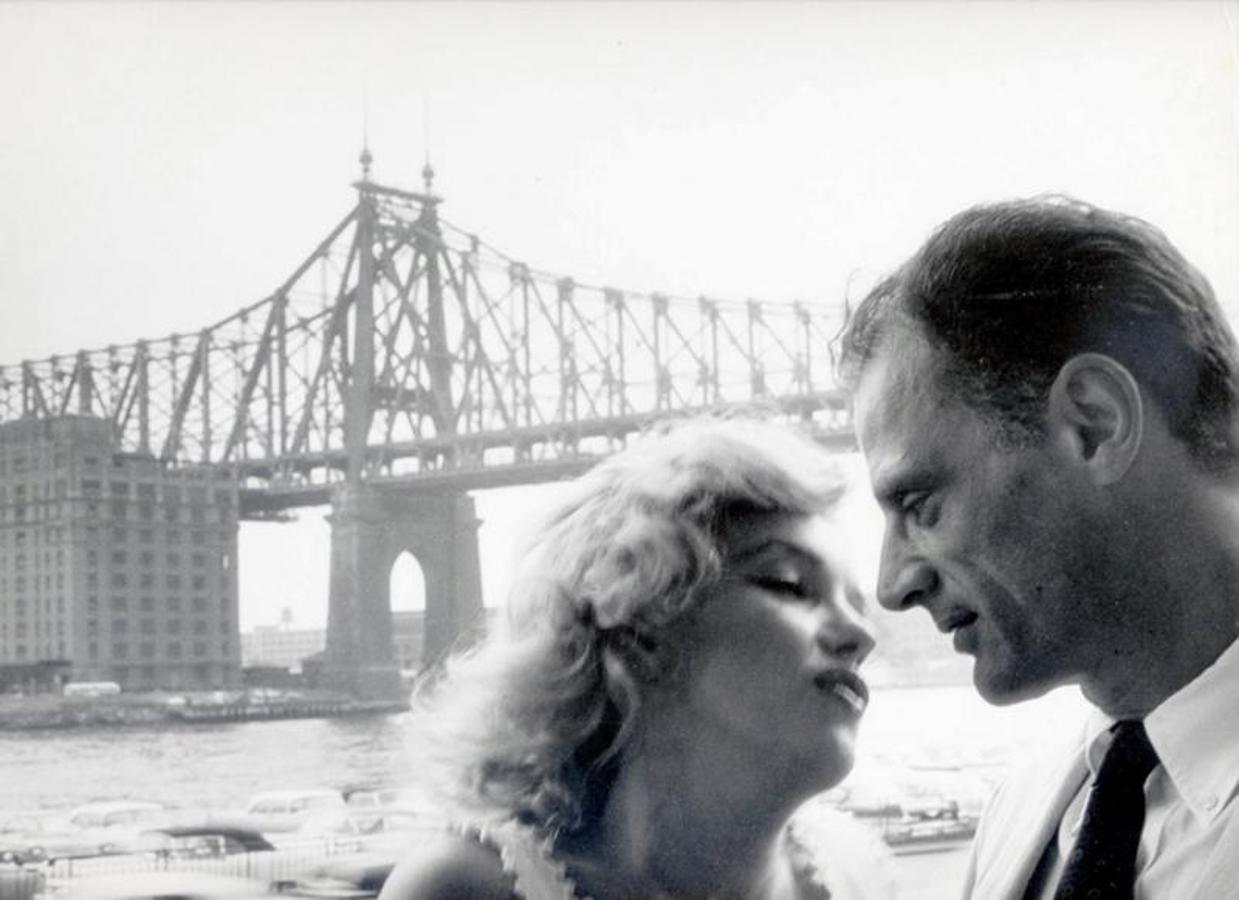 La actriz antes de un beso con Arthur Miller, su primer marido. 