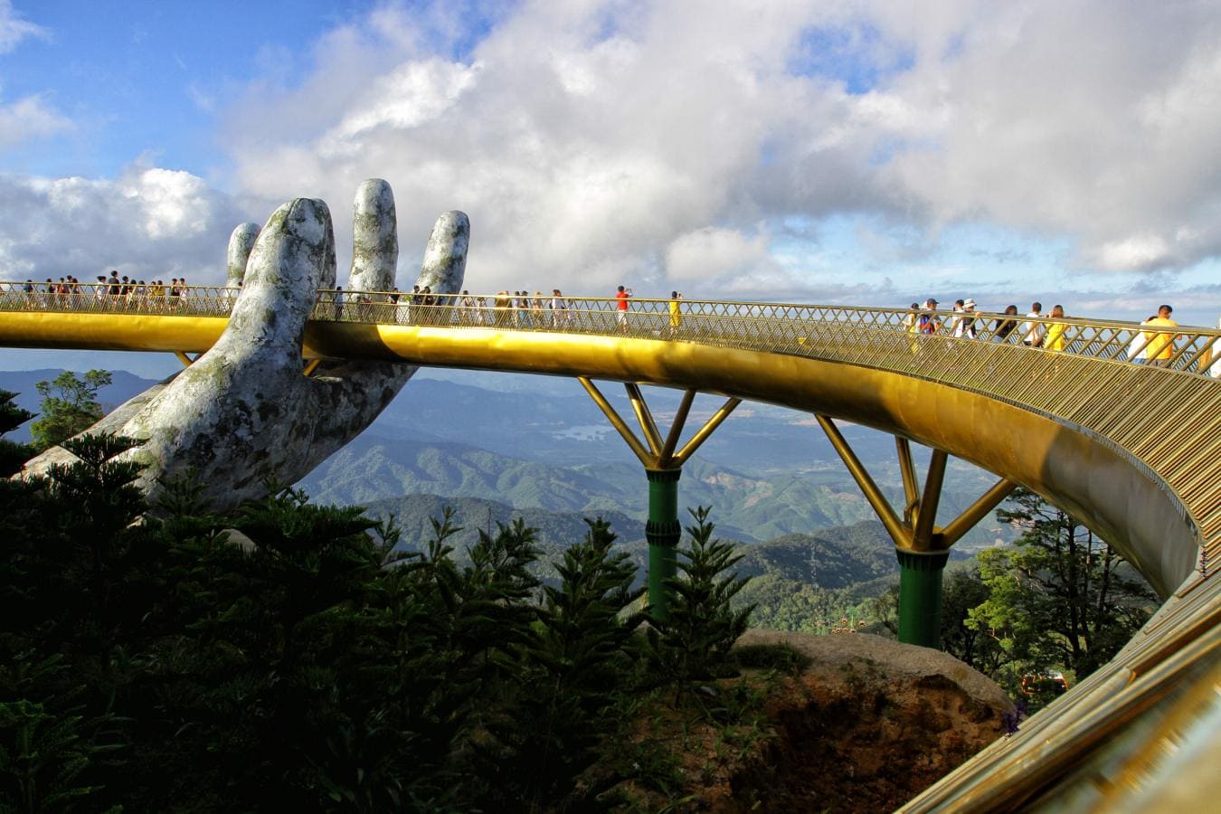 Dos manos gigantes sostienen un nuevo puente en Vietnam. Situado a 20 kilómetros de Da Nang, Ba Na es un complejo turístico fundado en 1919 por colonos franceses.