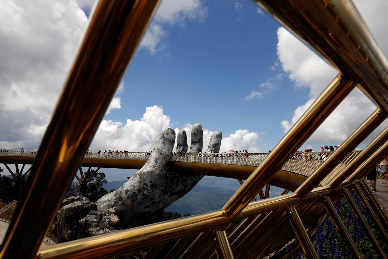 Dos manos gigantes sostienen un nuevo puente en Vietnam. imagen del  nuevo y espectacular puente, apoyado sobre dos manos gigantes. La zona de Ba Na Hills recibió más de 2.7 millones de visitantes el año pasado