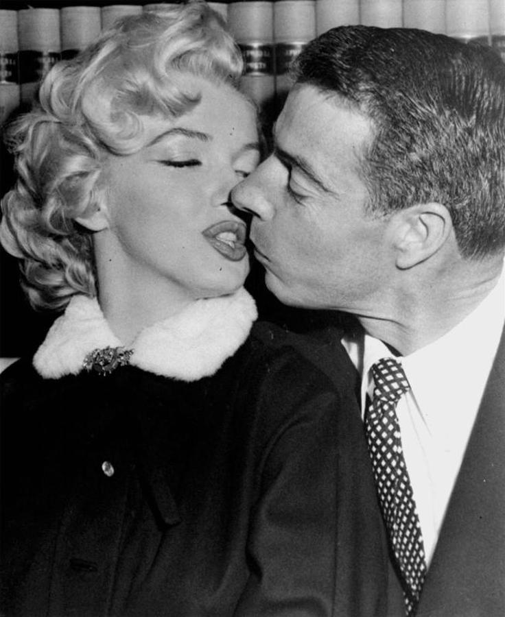 Marilyn Monroe con su segundo marido, la estrella de béisbol Joe DiMaggio. 