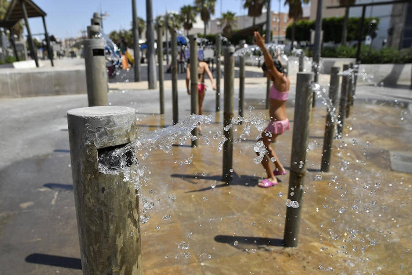 Almería se prepara para superar los 40 grados. Varias niñas se refrescan en una plaza céntrica de Almería por el intenso calor que en los próximos días dejarán temperaturas extremas con valores que van a superar los 42 grados.