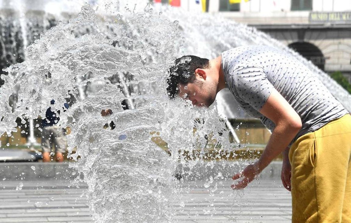 Fuentes para refrescrarse en Génova. Un hombre se refresca en los chorros de agua de una fuente de la plaza De Ferrari en Génova, Italia. La ola de calor continúa en varias regiones de Italia, con máximas durante el día de hasta 35 grados en Roma.