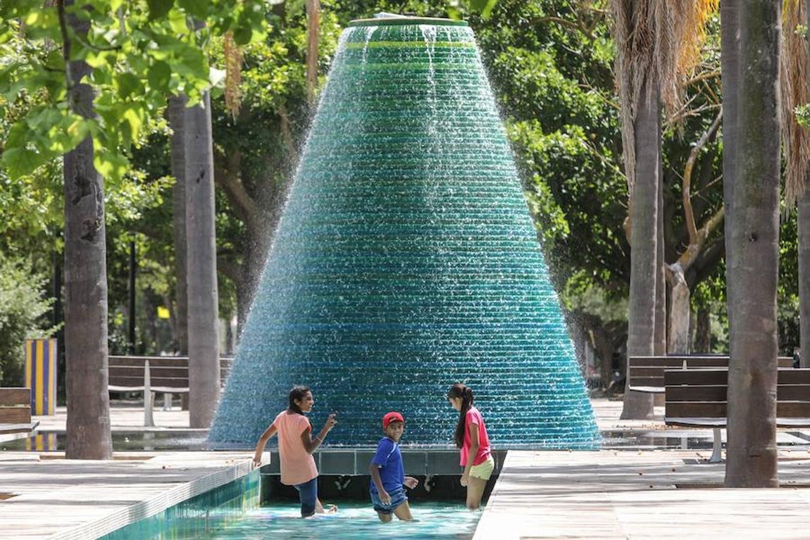 En Lisboa se buscan alternativas a las altas temperaturas. Niños se refrescan en una fuente al este de Lisboa, Portugal. España y Portugal podrían superar los 48 grados de temperatura, alcanzando las temperaturas más altas registradas en Europa.