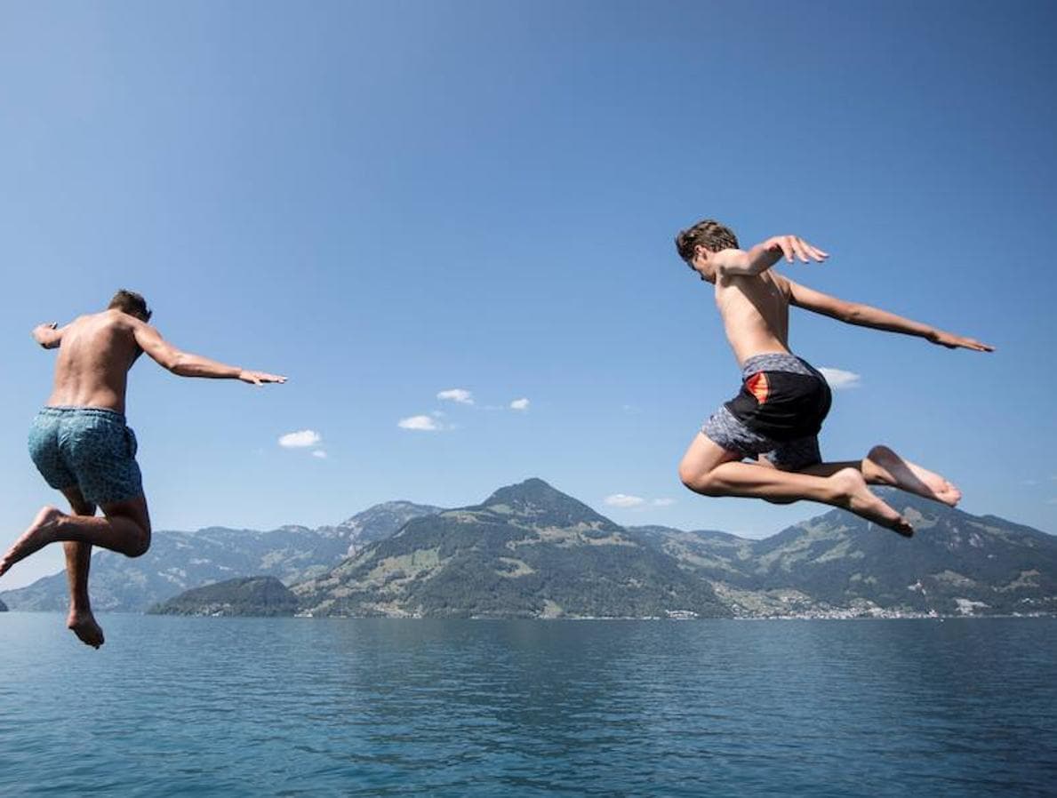 Suiza, también castigada por el calor. Dos jóvenes saltan al lago Lucerna en Beckenried, Suiza. Se están registrando altas temperaturas con motivo de la ola de calor que atraviesa Europa.