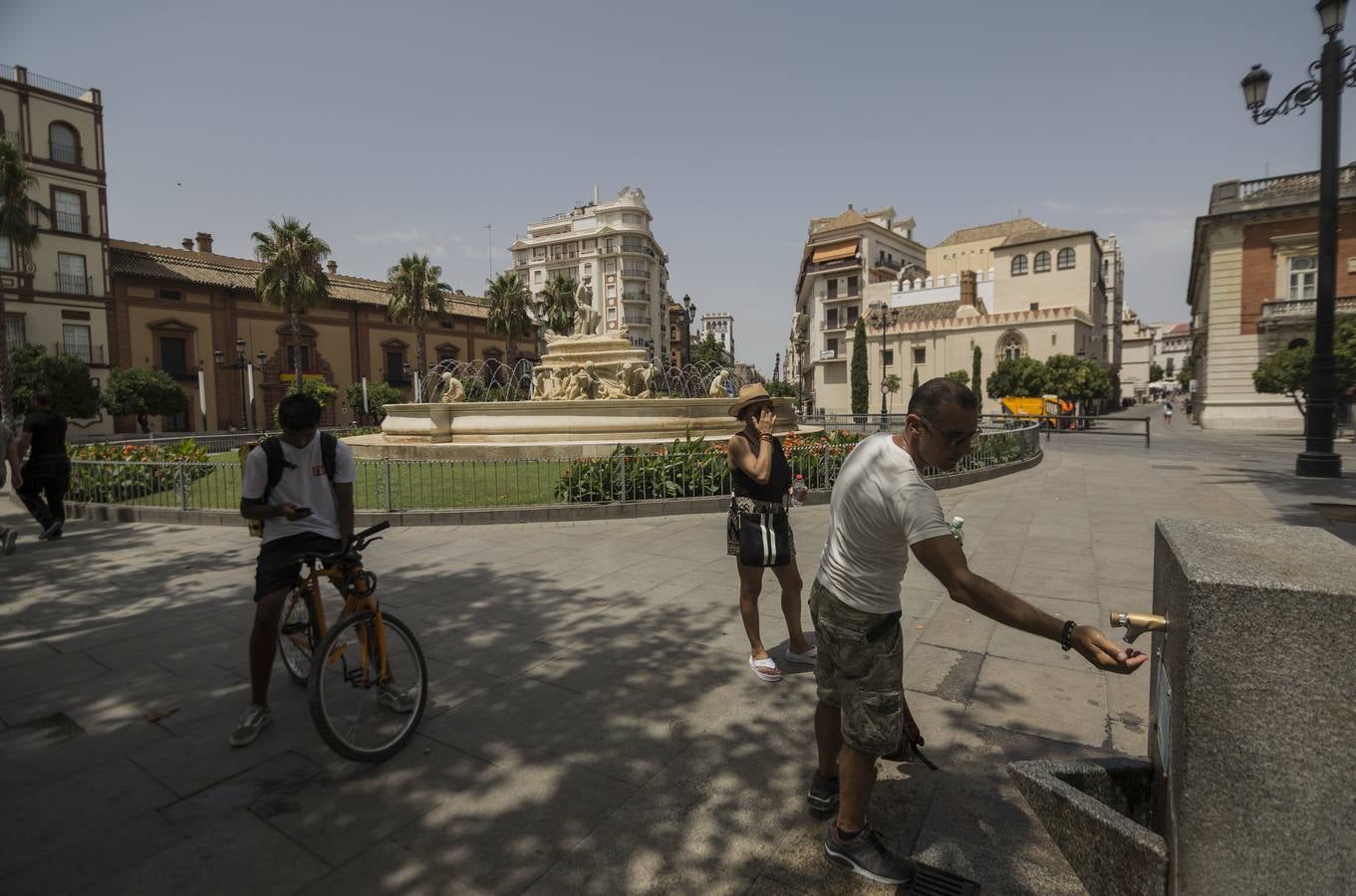 El primer día de la ola de calor en Sevilla