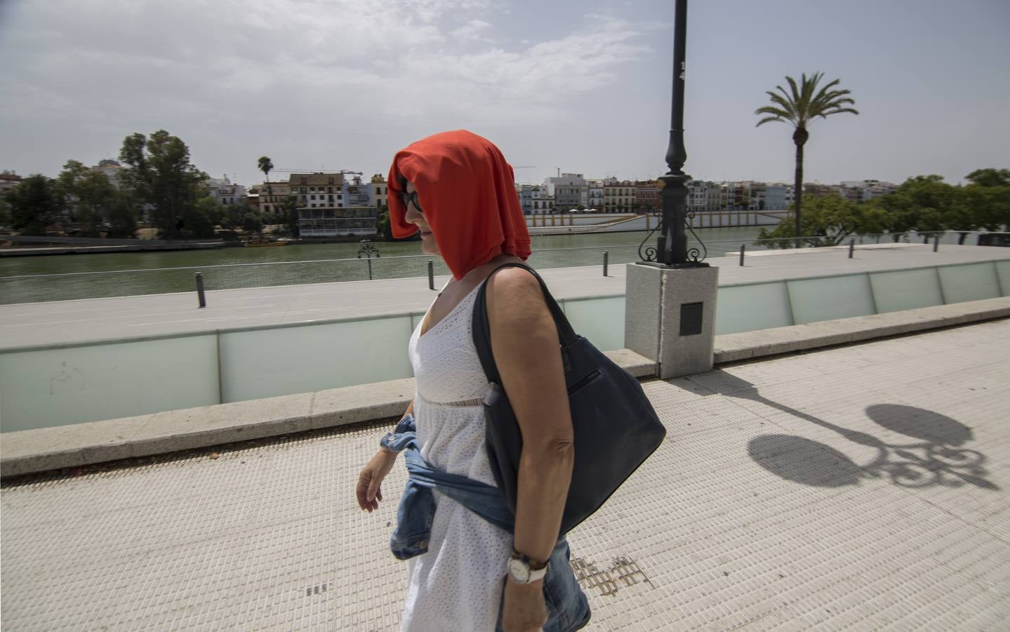 El primer día de la ola de calor en Sevilla