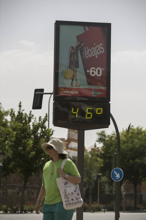 El primer día de la ola de calor en Sevilla