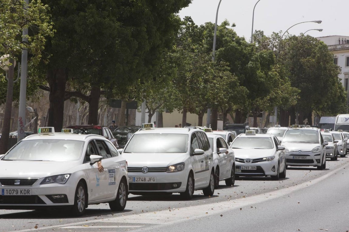 Galería fotos: La protesta de los taxistas de Cádiz en imágenes