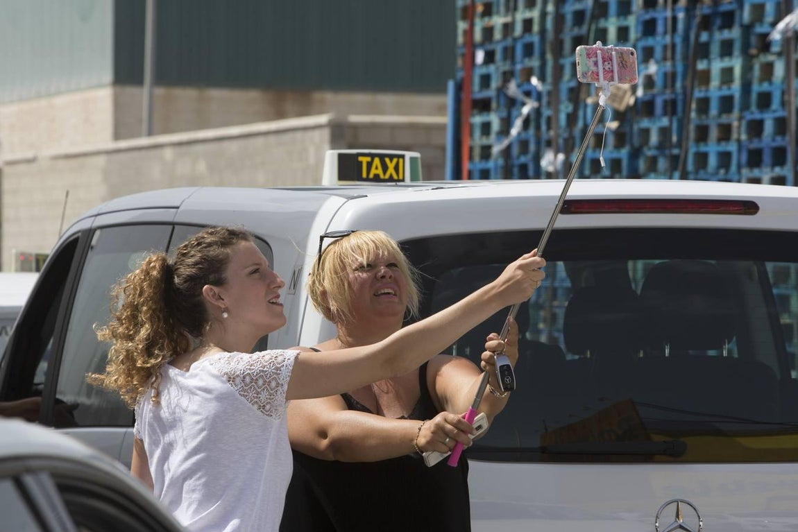 Galería fotos: La protesta de los taxistas de Cádiz en imágenes