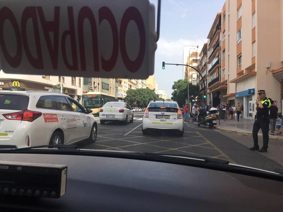 Galería fotos: La protesta de los taxistas de Cádiz en imágenes