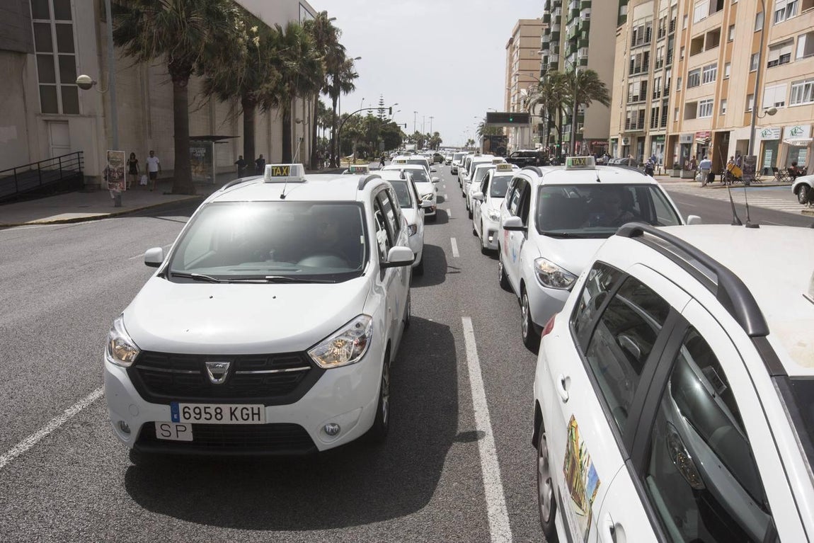 Galería fotos: La protesta de los taxistas de Cádiz en imágenes