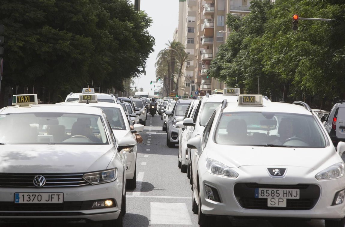 Galería fotos: La protesta de los taxistas de Cádiz en imágenes