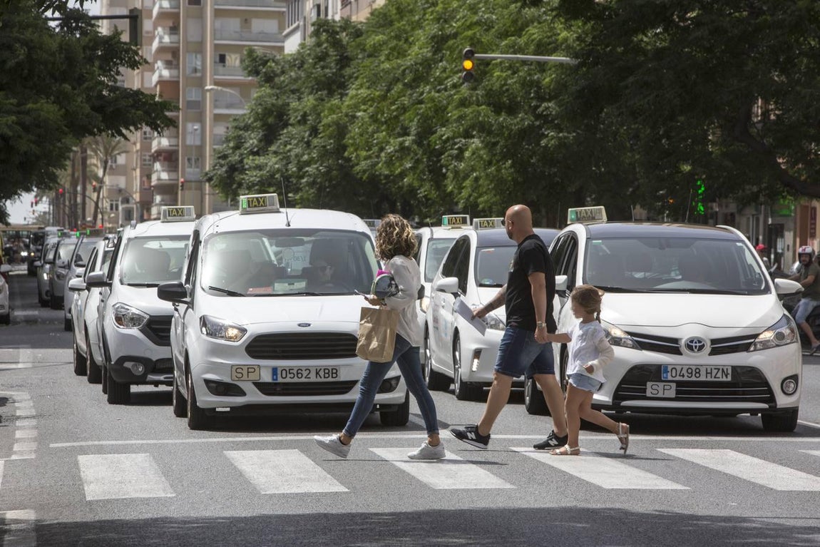 Galería fotos: La protesta de los taxistas de Cádiz en imágenes