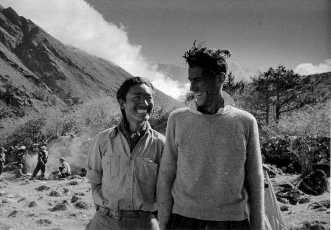 Tenzing Norgay y Edmund Hillary tras el ascenso al pico más alto del mundo. 