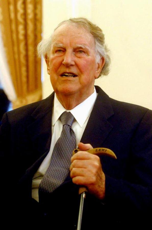 Edmund Hillary ates de recibir la Cruz de la Orden del Mérito en Polonia. 