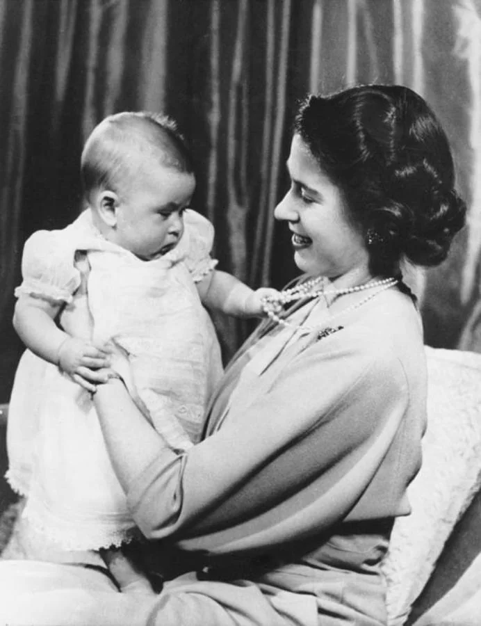 Isabel II con el príncipe Carlos. 